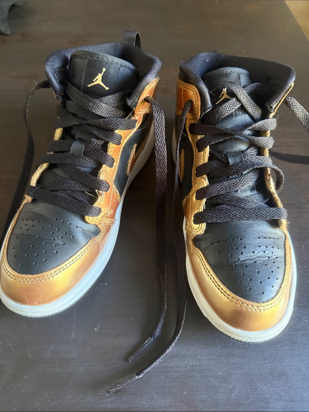 Jordan retro 1 Kids Sneakers in Black & Metallic Gold